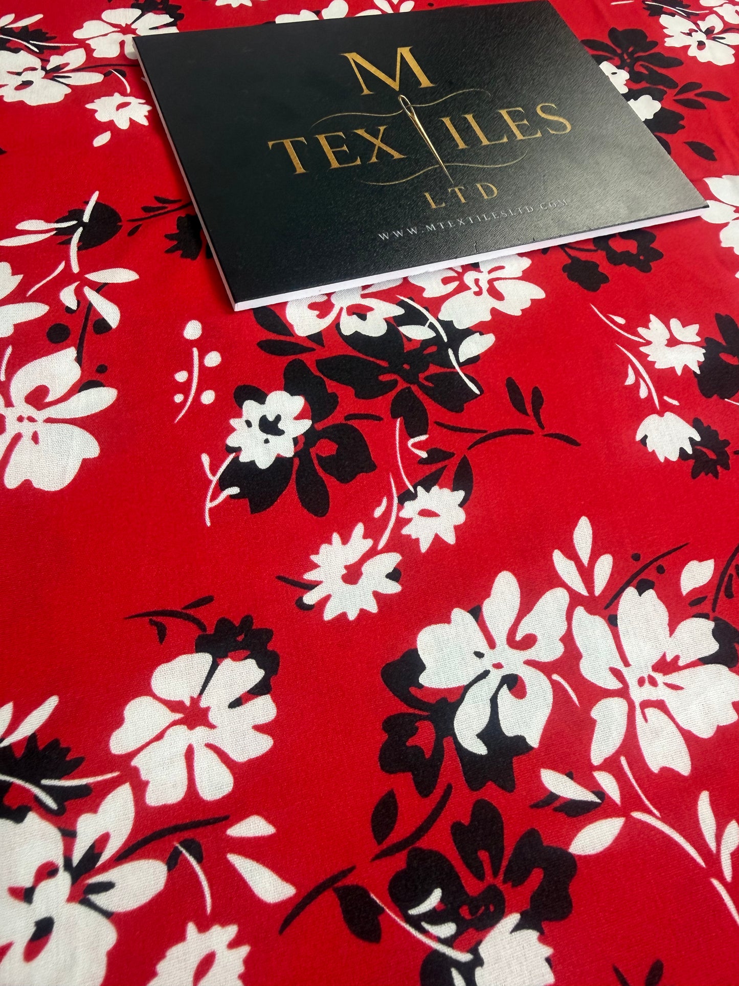 Bold Daisy Viscose Dress Fabric | Sold by the Metre